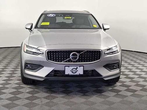 Silver Dawn 2025 Volvo V60 Cross Country Plus