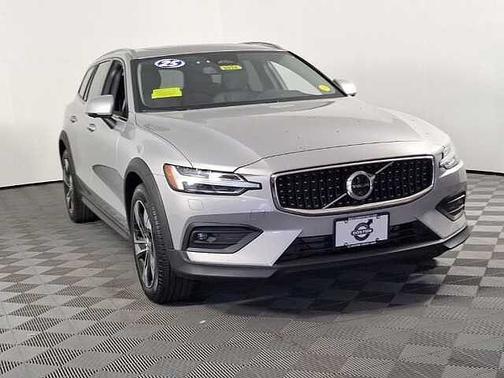 Silver Dawn 2025 Volvo V60 Cross Country Plus