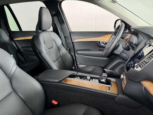 2024 Volvo XC90 B5 Plus