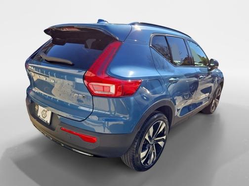 2023 Volvo XC40 B5 Plus Dark Theme