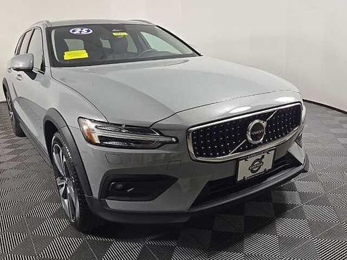2025 Volvo V60 Cross Country Plus