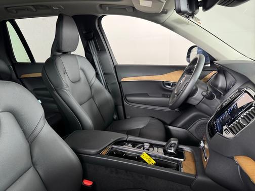 2025 Volvo XC90 Plug-In Hybrid T8 Plus