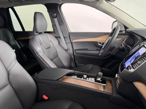 2024 Volvo XC90 B6 Plus Bright Theme 6-Seater
