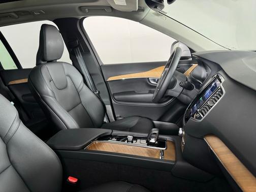 2024 Volvo XC90 B5 Plus