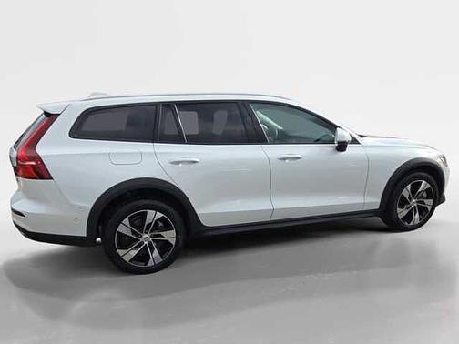 2024 Volvo V60 Cross Country Plus