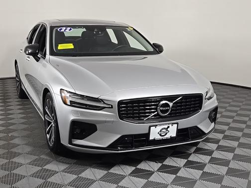 2022 Volvo S60 B5 Momentum