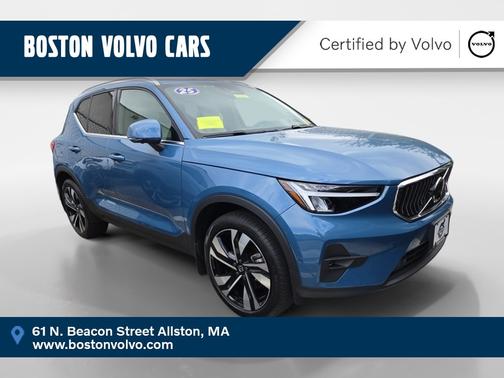2023 Volvo XC40 B5 Plus Bright Theme