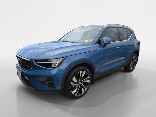 2023 Volvo XC40 B5 Plus Bright Theme
