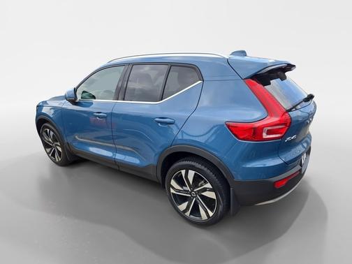2023 Volvo XC40 B5 Plus Bright Theme