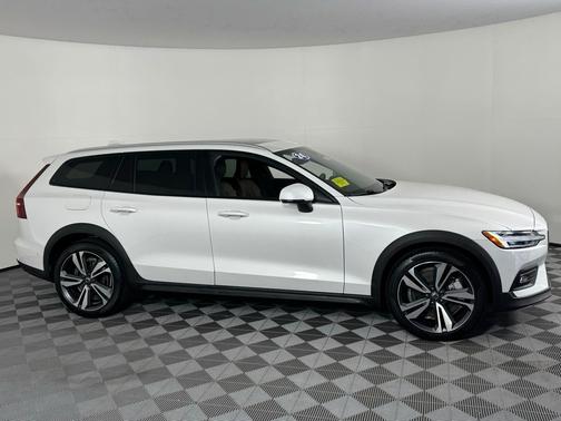 2024 Volvo V60 Cross Country B5 Plus