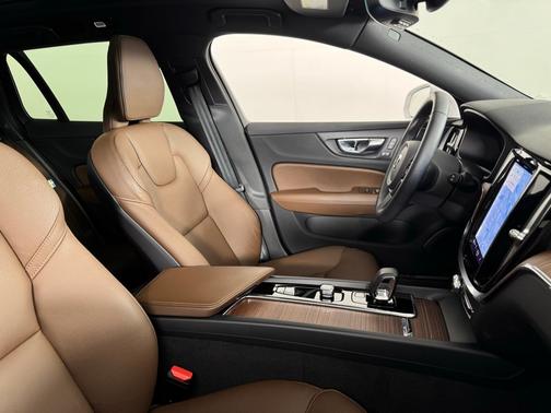 2024 Volvo V60 Cross Country B5 Plus