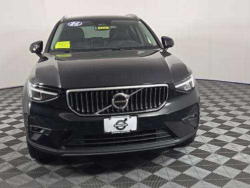 2025 Volvo XC40 B5 Plus Bright Theme