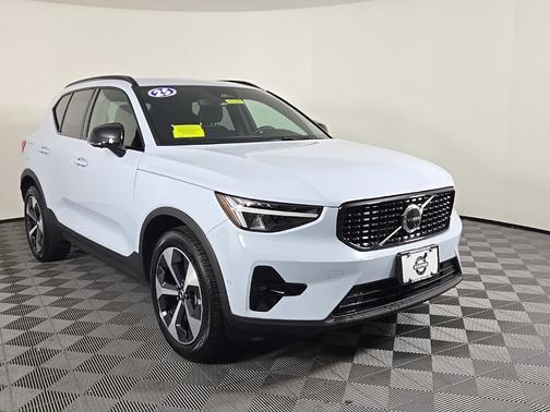 2025 Volvo XC40 B5 Plus Dark Theme
