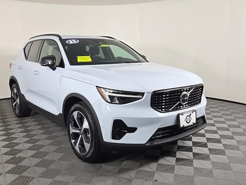 2025 Volvo XC40 B5 Plus Dark Theme