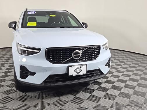 2025 Volvo XC40 B5 Plus Dark Theme