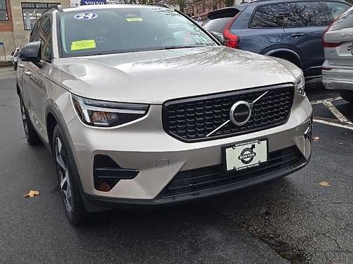 2024 Volvo XC40 Core