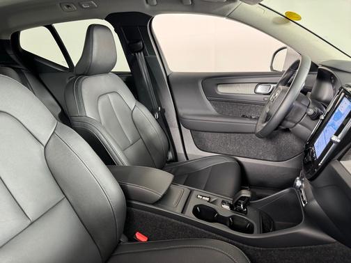 2025 Volvo XC40 B5 Core