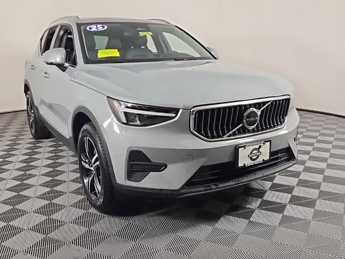 2025 Volvo XC40 B5 Core