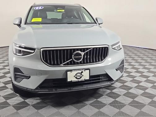 2025 Volvo XC40 B5 Core