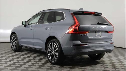 Thunder Grey Metallic 2022 Volvo XC60 B5 Momentum