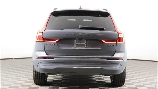 Thunder Grey Metallic 2022 Volvo XC60 B5 Momentum