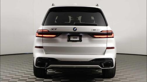 Mineral White Metallic 2026 BMW X7 xDrive40i