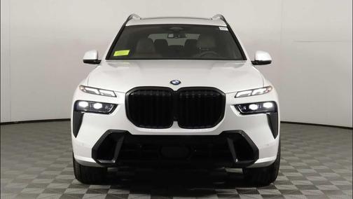 Mineral White Metallic 2026 BMW X7 xDrive40i