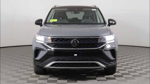 Pure Gray w/Deep Black Roof 2024 Volkswagen Taos 1.5T SE