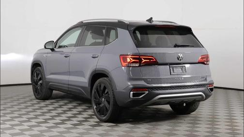 Pure Gray w/Deep Black Roof 2024 Volkswagen Taos 1.5T SE