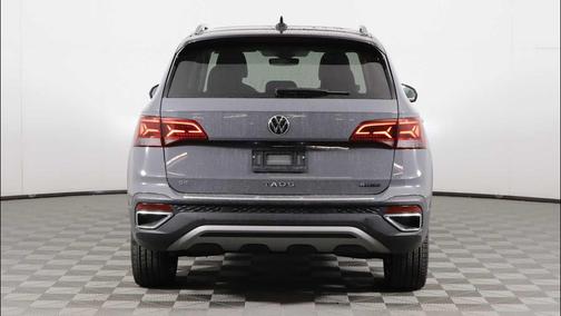 Pure Gray w/Deep Black Roof 2024 Volkswagen Taos 1.5T SE