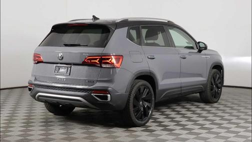 Pure Gray w/Deep Black Roof 2024 Volkswagen Taos 1.5T SE