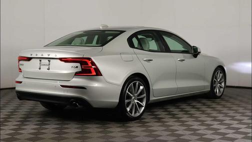 2020 Volvo S60 T6 Momentum