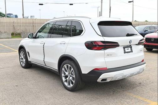 Mineral White Metallic 2026 BMW X5 xDrive40i