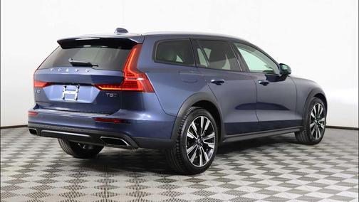 2022 Volvo V60 Cross Country T5