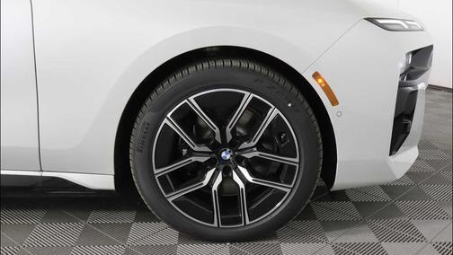 Mineral White Metallic 2026 BMW i7 xDrive60