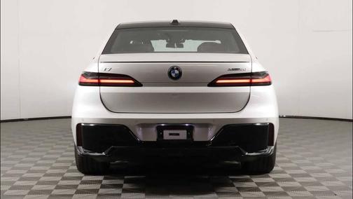 Mineral White Metallic 2026 BMW i7 xDrive60