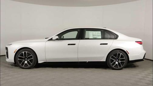 Mineral White Metallic 2026 BMW i7 xDrive60