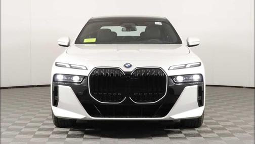 Mineral White Metallic 2026 BMW i7 xDrive60