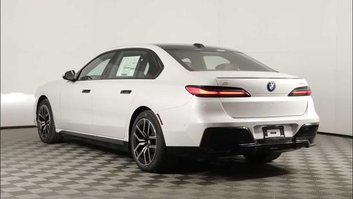 Mineral White Metallic 2026 BMW i7 xDrive60