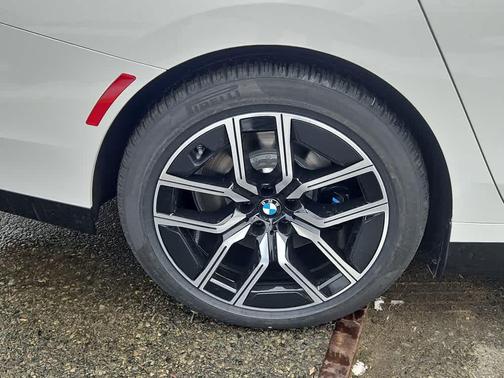 2025 BMW 750e i xDrive