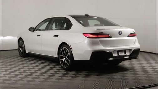 Mineral White Metallic 2025 BMW 740 xDrive