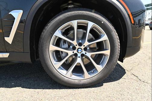 Black Sapphire Metallic 2026 BMW X5 xDrive40i