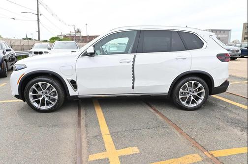 Alpine White 2026 BMW X5 PHEV xDrive50e