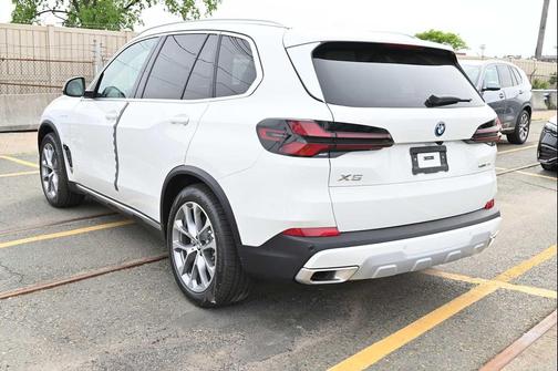 Alpine White 2026 BMW X5 PHEV xDrive50e