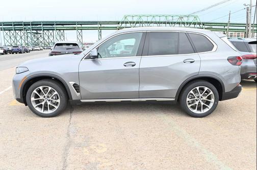 Skyscraper Grey Metallic 2026 BMW X5 xDrive40i