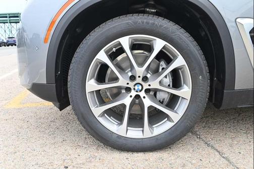 Skyscraper Grey Metallic 2026 BMW X5 xDrive40i
