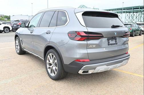 Skyscraper Grey Metallic 2026 BMW X5 xDrive40i