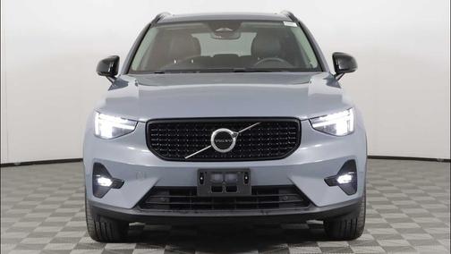 Thunder Grey Metallic 2023 Volvo XC40 B5 Plus Dark Theme