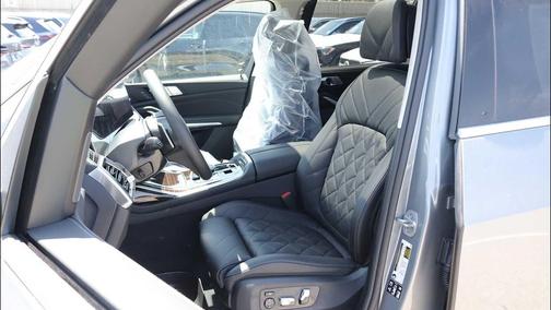 Skyscraper Grey Metallic 2026 BMW X7 xDrive40i