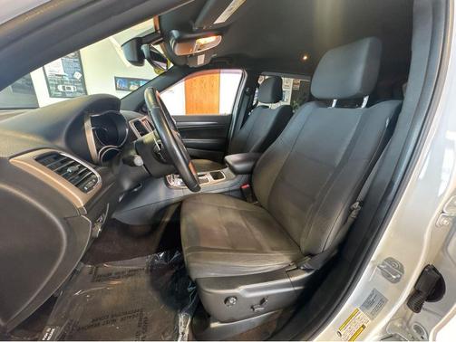Bright White Clearcoat 2017 Jeep Grand Cherokee Laredo
